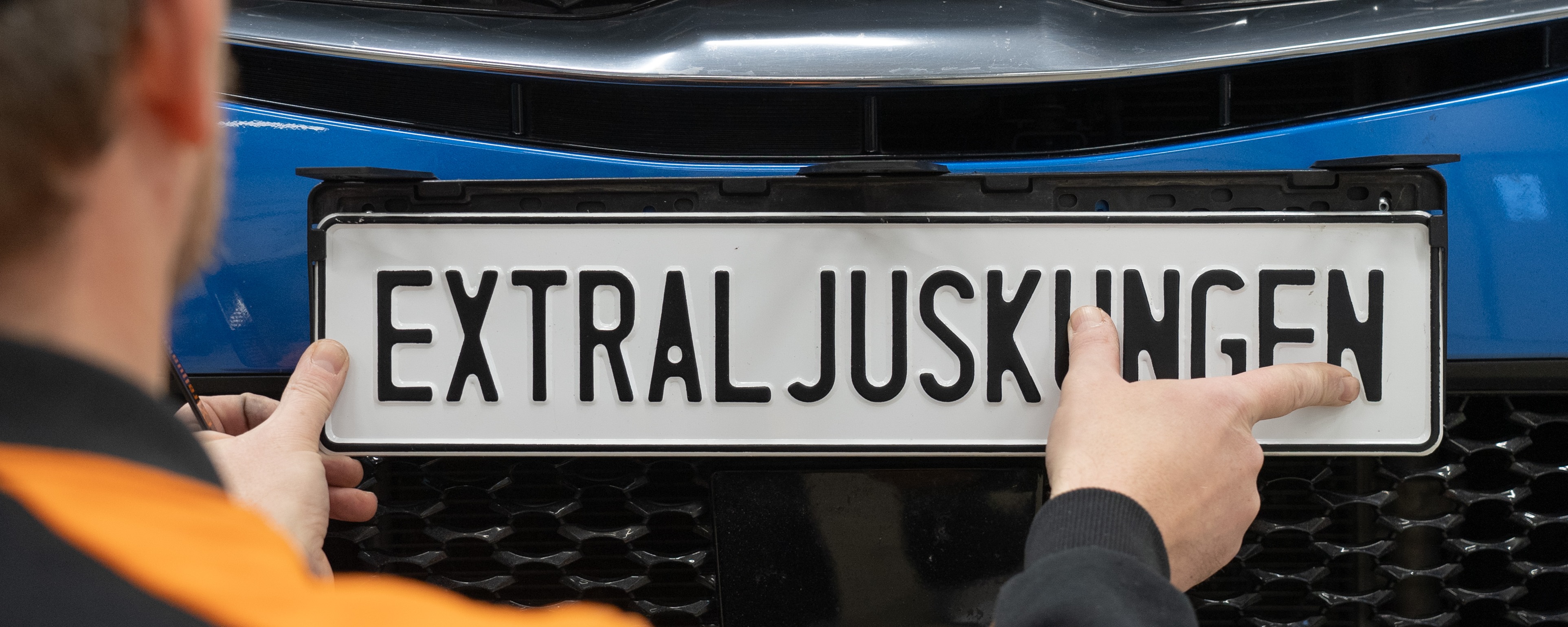 Återmontera registreringsskylten